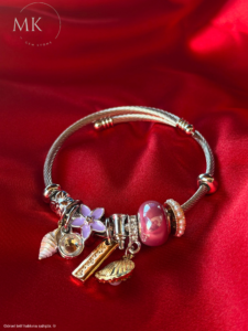 Detaylardaki zarafeti keşfedin! ✨🐱 Gününüzü neşelendirecek, her kombine uyum sağlayan yeni charm bilekliğimiz MK GEM STONE kalitesiyle yayında! Paslanmaz yapısı ve göz alıcı charmları ile tarzınızı yansıtın. 👉 Hemen sipariş vermek veya fiyat bilgisi almak için DM gönderin!