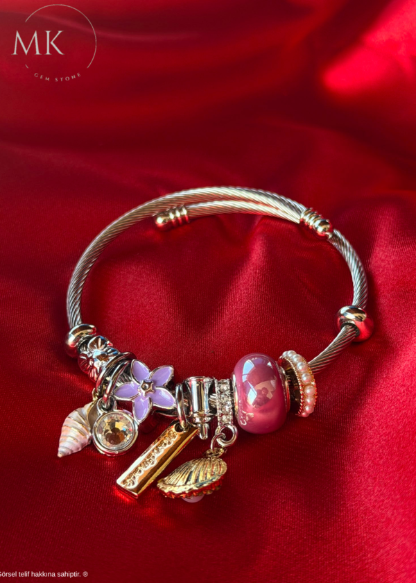 Detaylardaki zarafeti keşfedin! ✨🐱 Gününüzü neşelendirecek, her kombine uyum sağlayan yeni charm bilekliğimiz MK GEM STONE kalitesiyle yayında! Paslanmaz yapısı ve göz alıcı charmları ile tarzınızı yansıtın. 👉 Hemen sipariş vermek veya fiyat bilgisi almak için DM gönderin!
